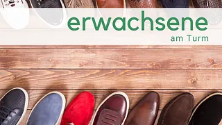 7 verschiedene Schuhspitzen auf Holzfussboden